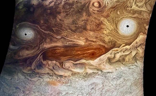„A koffeintől túlpörgött, alváshiányos Jupiter, miközben mindent megtesz, hogy gondját viselje a 79 holdjának."