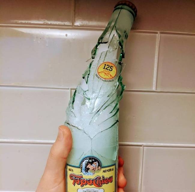 Ez történik, ha a fagyasztóban felejtesz egy üveg ásványvizet.