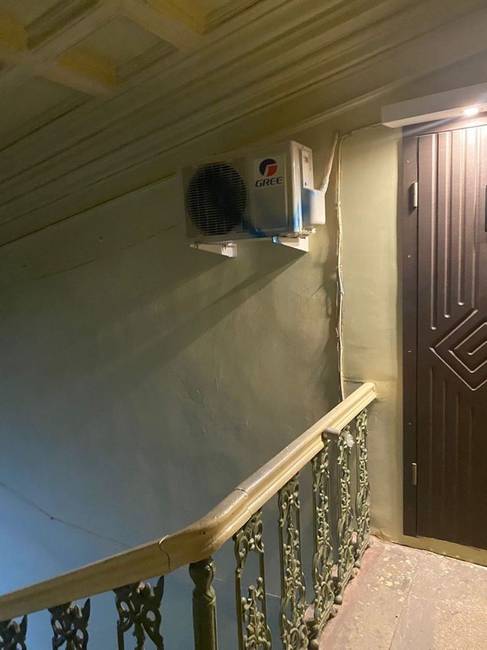 A légkondi szerelői úgy döntöttek, hogy nem akarnak kint dolgozni a hidegben.