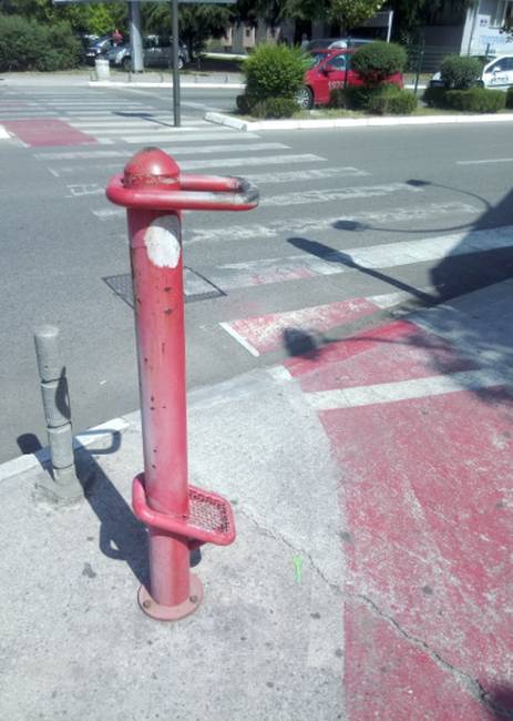 Kerékpárostartó-állvány, hogy ne kelljen leszállnunk a bicikliről, amíg várjuk, hogy zöldre váltson a lámpa.