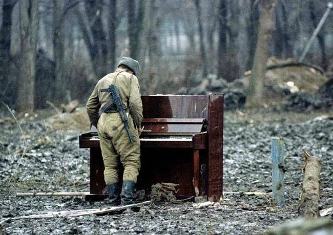 Egy orosz katona, aki épp egy elhagyatott zongorán játszik Csecsenföldön, 1994-ben.