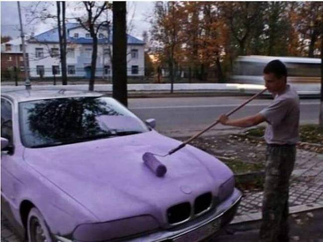 A festőhengerrel lilára pingált BMW-je valószínűleg örökre emlékeztetni fogja, hogy más kapubejárója elé parkolni, nem a legbölcsebb választás.