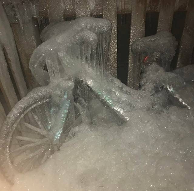 Jégbe fagyott kerékpár Chicagóban.