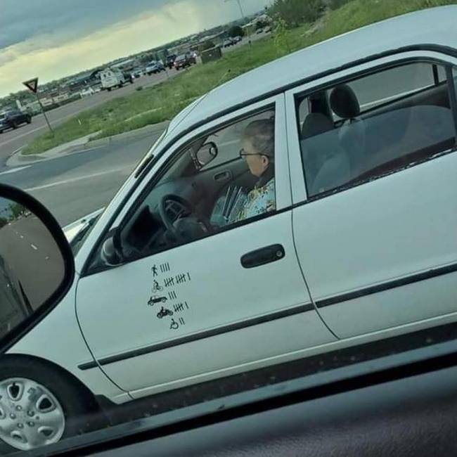 Ezzel az idős hölggyel úgy látszik jobb nem ujjat húzni az utakon.