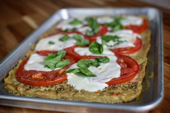 A pizza is lehet alacsony szénhidráttartalmú, ha ropogós tészta helyett húst használunk. 0,45 kg darált csirkét keverjünk össze 1 tojással és fél csésze kenyérmorzsával - a pizza tészta készen áll!