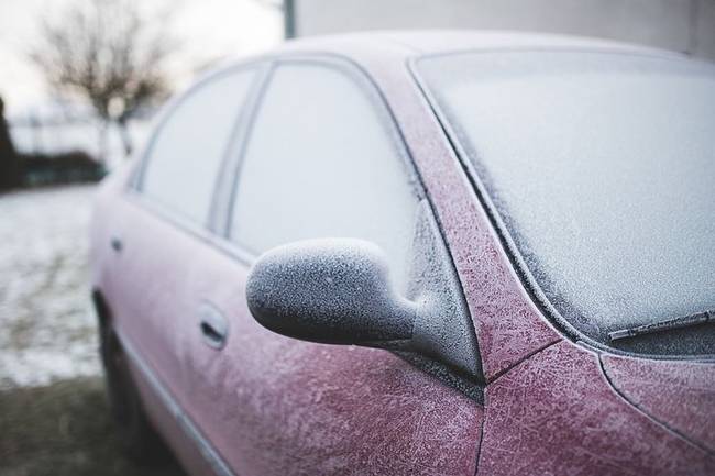 Tilos 5 percnél tovább melegíteni egy autó motorját indulás előtt.