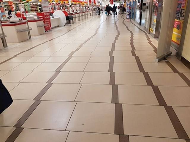 Ezt a szupermarketet nyilván azért hozták létre, hogy felbosszantsák a vásárlókat.