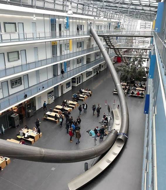 A Müncheni Műszaki Egyetemen csúszdával (is) lehet lejutni a harmadik emeletről a földszintre.