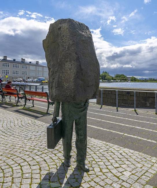 „Az ismeretlen hivatalnok" című szobor Magnus Tomasson keze munkája, és az izlandi Reykjavíkban található.