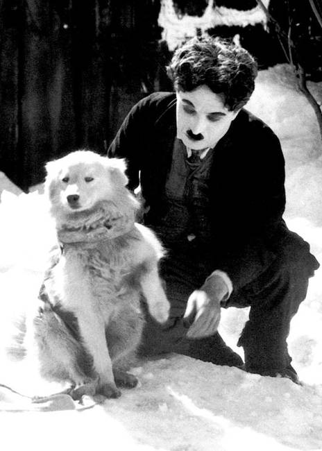 Charlie Chaplin az Aranyláz című film forgatásán, 1925-ben.