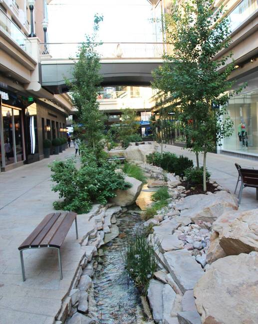 Salt Lake City-ben van egy bevásárlóközpont, amin egy valódi hegyi patak folyik keresztül.