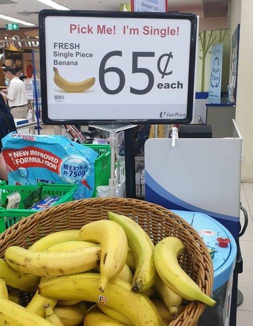Szingapúrban a magányosan maradt banánokat akciósan árulják.