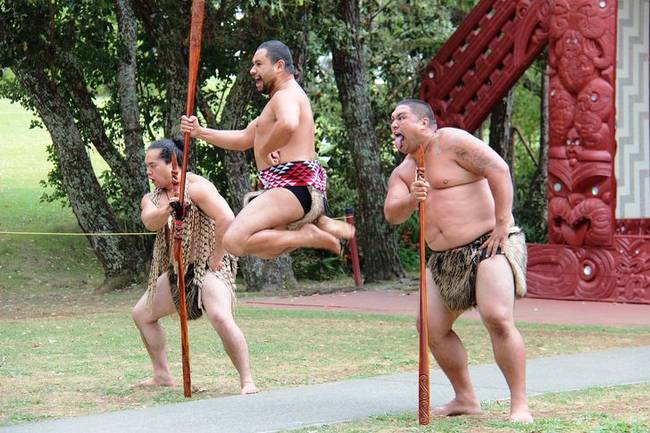 Maori - így hívják azokat az őslakosokat, akik Új-Zélandon éltek még az európaiak érkezése előtt.