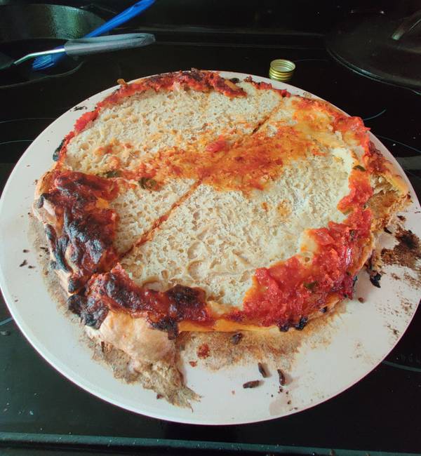 „Az első saját készítésű pizzám. Nem tudtam, hogy be kell szórni liszttel a sütőfelületet."