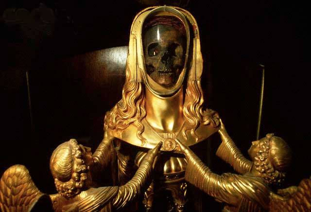 Mária Magdolna koponyája a St. Maximinin la Saint Baume bazilikában, Franciaországban.