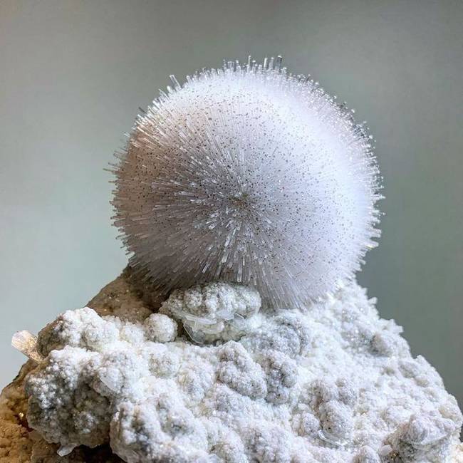 Ez a bolyhos pompom valójában egy ásvány, egy úgynevezett mezolit.