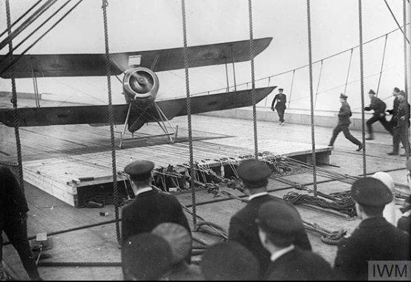 1917-ben a pilóta Edwin Dunning-nek először sikerült leszállnia repülőgéppel egy mozgó hajón.