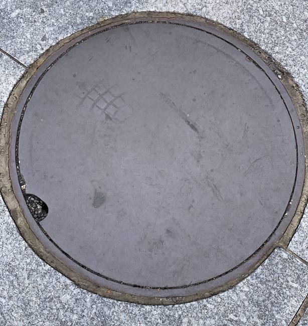 Ez a new yorki járdán található csatornafedél teljesen elkopott az emberek lábától.