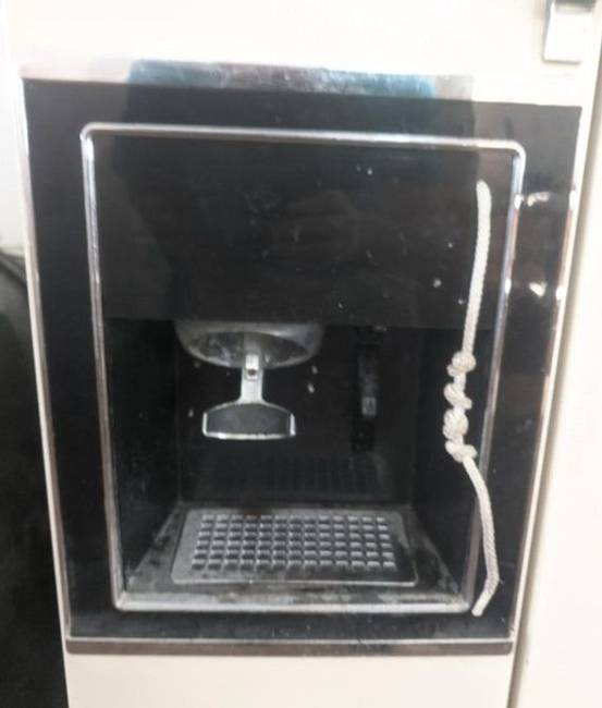 „A barátom hűtőjének vízadagolóján eltört a gomb, ezért rákötött egy kötelet, amit csak meg kell húznia ahhoz, hogy vizet kapjon."