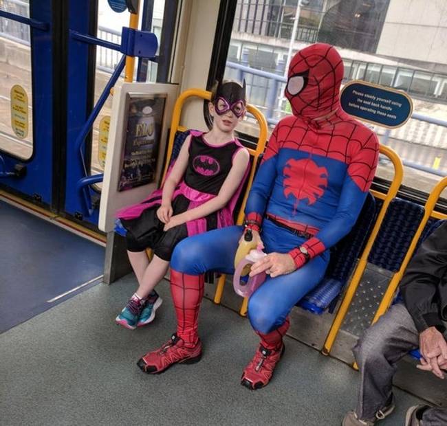 Ez az apa éppen kirúg egy kicsit a szürke hétköznapokból a lányával közösen.