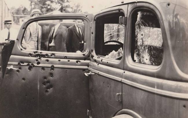 Így nézett ki Bonnie és Clyde szitává lőtt autója, 1934-ben.