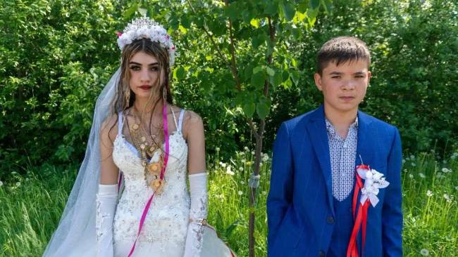 Miért próbálják a romák nagyon fiatalon férjhez adni a gyerekeiket? Elmagyarázom egyszerűen