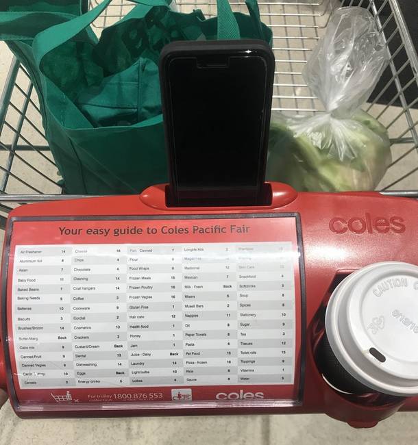 Ebben a bevásárlókocsiban külön telefontartó lett kialakítva, ami megkönnyíti a lista vagy recept alapján történő vásárlást, ráadásul a kis útmutató mutatja, hogy melyik termék melyik sorban található.