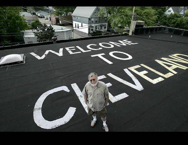 Ez a fickó egy „Welcome To Cleveland” feliratot festett a repülőtér mellett lévő háza tetejére. Ebben persze még semmi vicces sem lenne, ám a repülőtér és a ház valójában Milwaukeeban található.