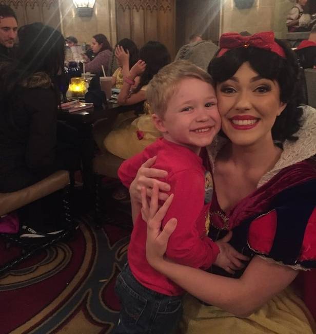 „A szüleim a 4 éves öcsémet félve hozták el Disneyland-be, mert azt hitték, hogy unatkozni fog a hercegnők között."