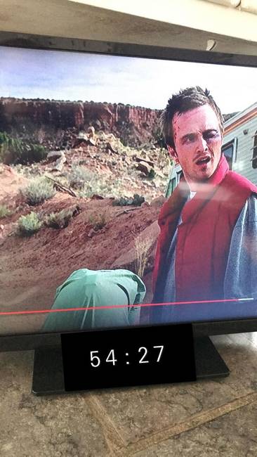 A Breaking Bad színészének, Bryan Cranstonnak egy hangrögzítő készülék van a hátán.