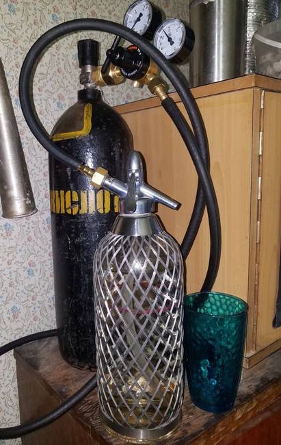 Háztartási szifon segítségével nem volt probléma a házi szóda előállítása.