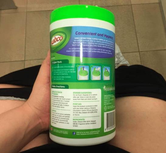 Átfogóan tanulmányozzuk a WC-spray csomagolását, mert elfelejtettük magunkkal vinni a telefonunkat a WC-re.