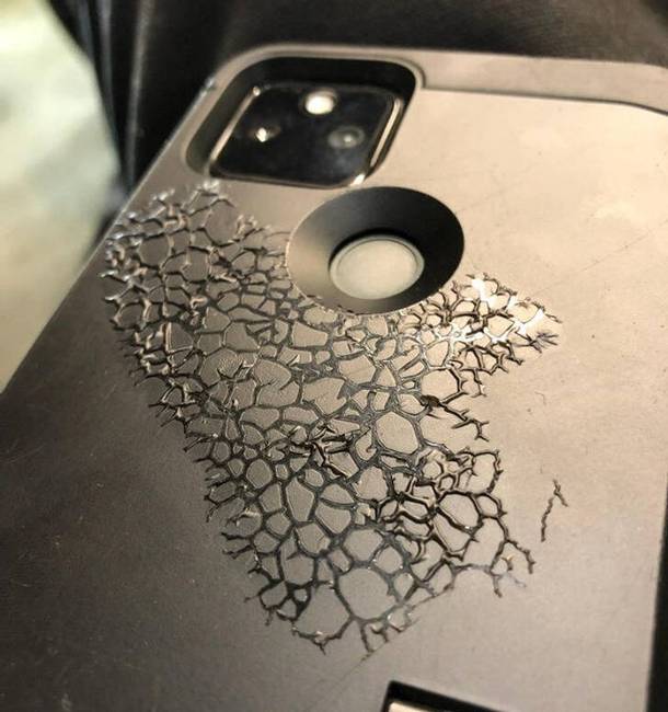 „Véletlenül egy kiömlött aceton foltra tettem a telefonom, és ez történt."