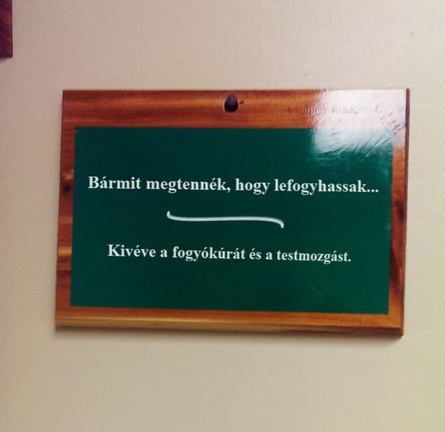 Egy plasztikai sebész irodájának a falán elcsípett örök igazság… 😀