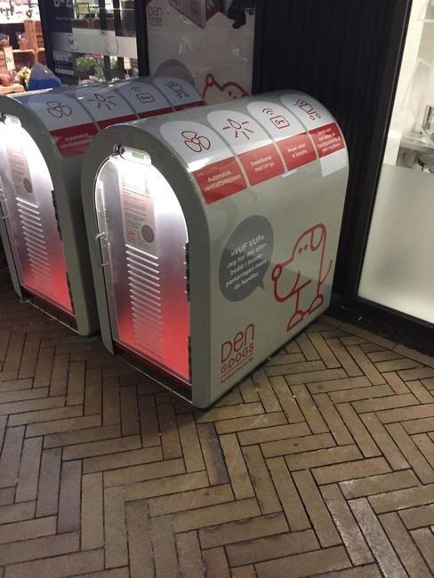 Légkondicionált kutyamegőrző, egy koppenhágai bevásárlóközpont bejáratánál.