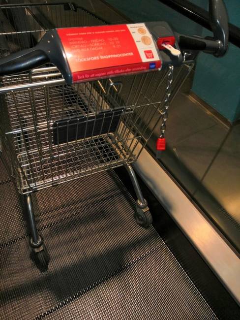 A bevásárlókocsik mágneses kerekekkel vannak felszerelve, így nem gurulnak le a mozgólépcsőn.