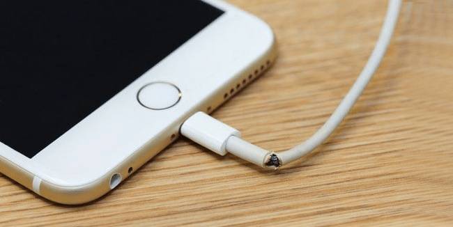 Kezdjük is egy mindenki számára ismerős problémával: az iPhone töltőkábelekkel, melyek tervezésénél csak arra az egyre nem gondoltak, hogy esetleg használni is fogja őket a tulajdonosa. Hogy megoldották-e ezt a problémát? Természetesen nem, ahelyett, hogy fél milliméterrel vastagabb és strapabíróbb kábelt készítettek volna, inkább feltalálták a vezeték nélküli töltést. Nyilván ez tűnt kézenfekvőbbnek.