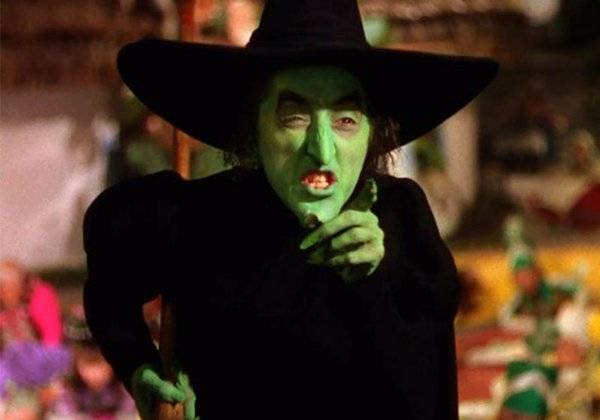 Az „Óz, a csodák csodája” című filmben a Margaret Hamilton jelmezéhez használt zöld festék annyira mérgező volt, hogy forgatás közben szigorú folyékony étrendet kellett követnie.