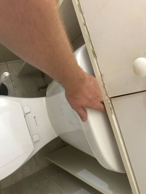 Egy WC, amit csak a legvékonyabb kezű emberek képesek használni.
