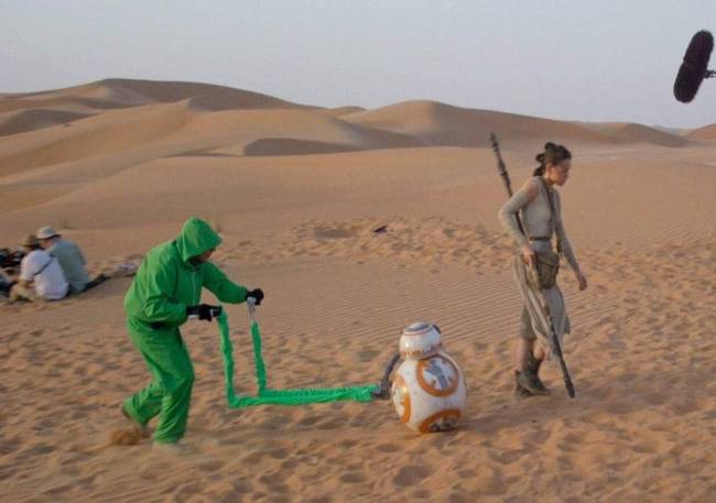 Így forgatták a Star Wars guruló robotos jelenetét.