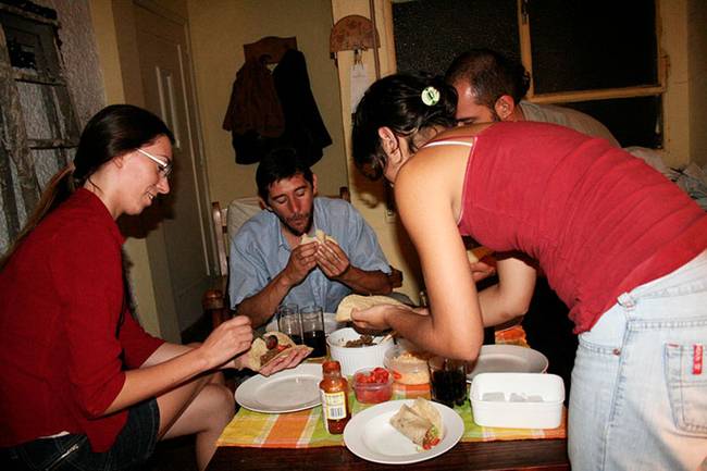 A norvégok megőrülnek a tacoért. Annak ellenére, hogy ez az étel csak a 90-es években jelent meg az országban, olyan gyorsan népszerűvé vált, hogy ma már külön taco pénteket is tartanak minden héten.