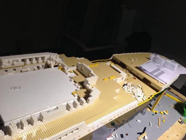 Egy autista kisfiú 56 ezer darab kockából építette fel a világ legnagyobb LEGO-Titanicját
