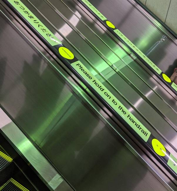 A tokiói metró mozgólépcsőinek kapaszkodói antibakteriálisak, így nyugodtan hozzájuk lehet érni.