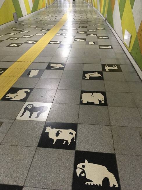 Szórakoztató járólapok az állatkertnél található metró-aluljáróban. Apróság, de mégis jó azért látni, hogy tényleg mindenre gondolnak.