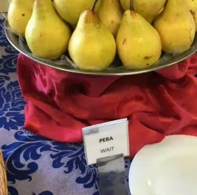 „Várj."
