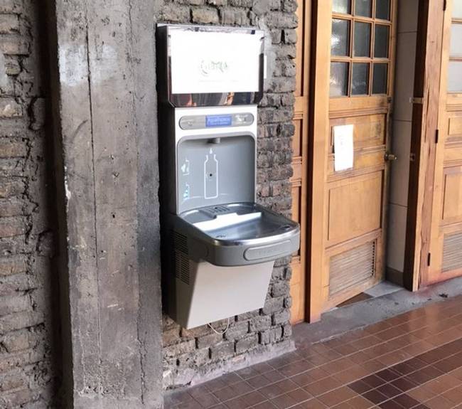 Vízszűrős ivókút az egyik helyi egyetemen.