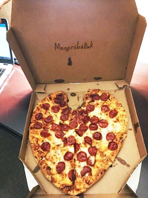 Szív-alakú pizzát szeretett volna rendelni a barátjának Valentin-nap alkalmából, végül ezt kapta kézhez.