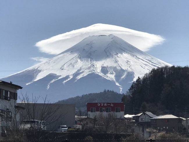 A japán Fudzsi hegy és egy nagyon ritka lentikuláris felhőképződmény.