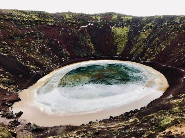A Kerið-kráter télen egy hatalmas sárkányszemre hasonlít.