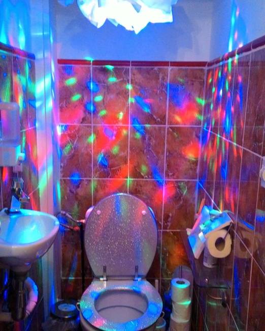„A mi Airbnb-nknek egy diszkó van a WC-jében."